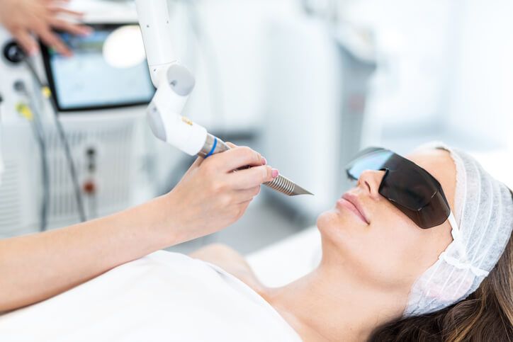 頭髮不明顯稀疏的人士