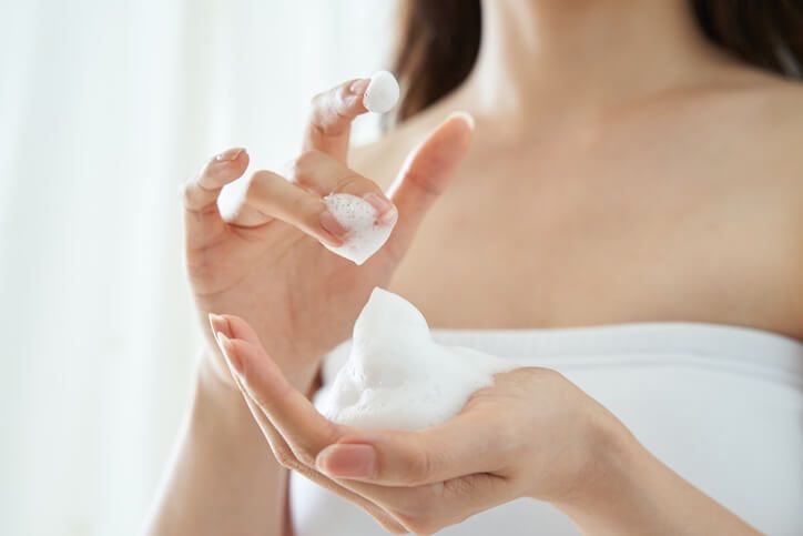 頭髮不明顯稀疏的人士