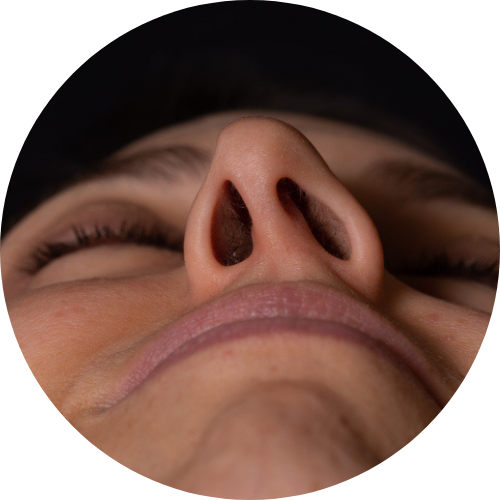 接近全禿的人士