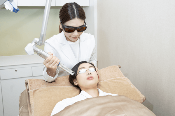 進行去暗瘡印療程