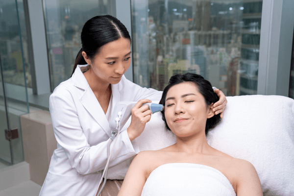 進行 BTL Exilis Pro 眼袋槍療程